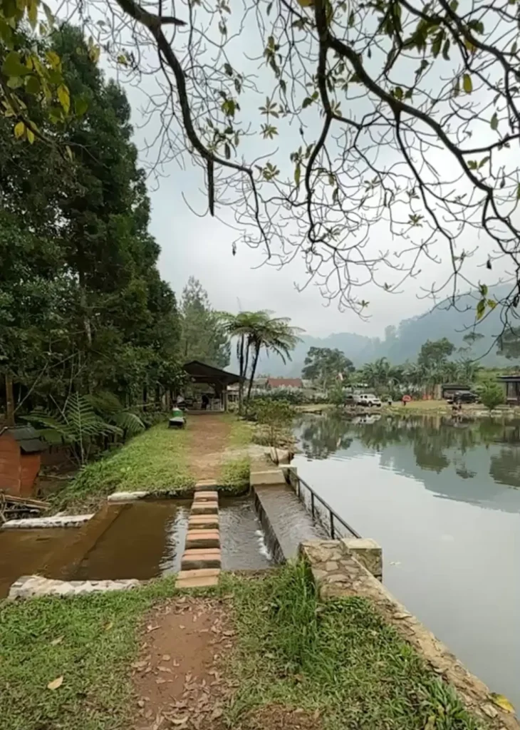 Pemandangan danau dan perbukitan di Cisadon Bogor