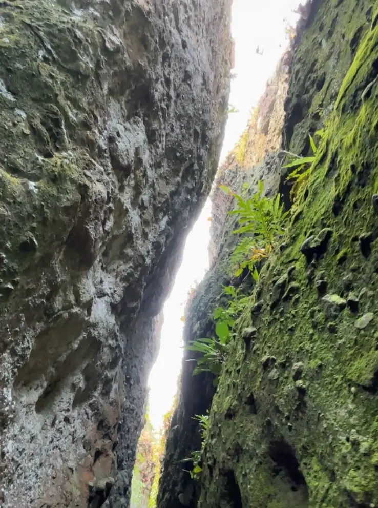 Celah bebatuan di area Batu Belah Gunung Munara