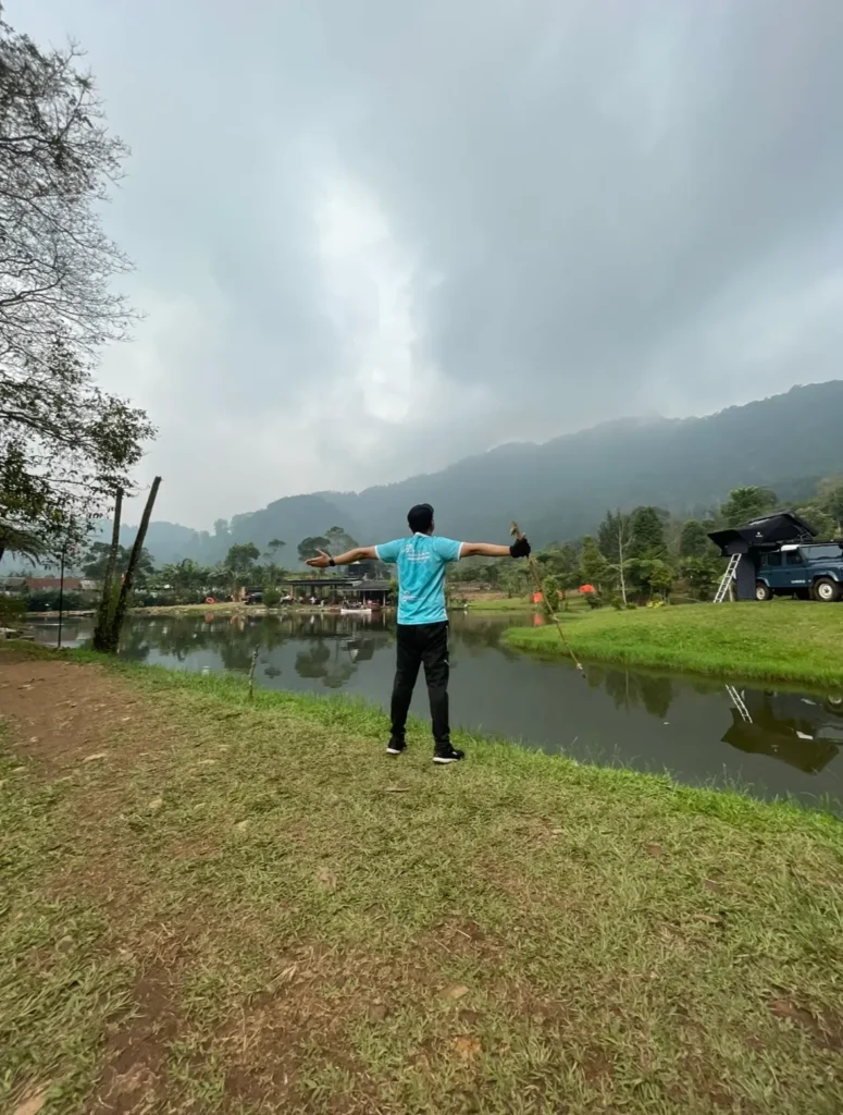 Pengunjung menikmati pemandangan danau Cisadon sebelum hujan