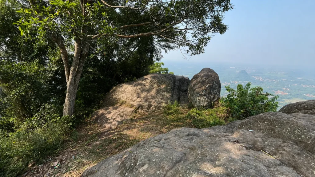Pemandangan bebatuan dan lembah dari Gunung Munara di Rumpin, Bogor