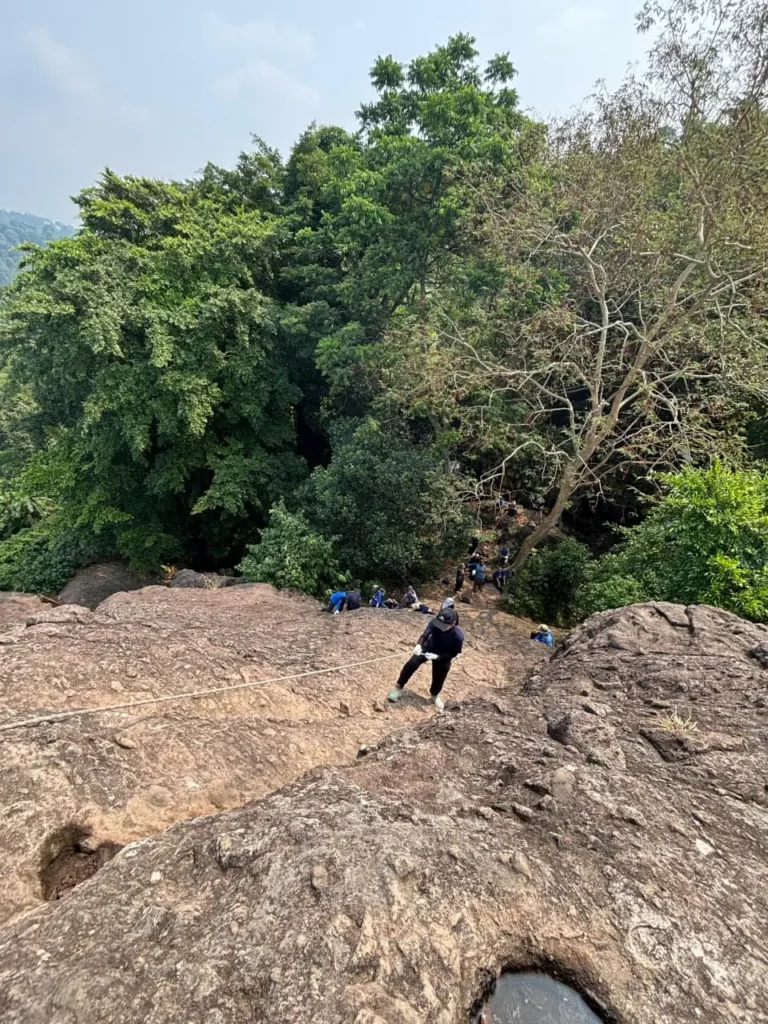 Jalur bebatuan curam di Gunung Munara