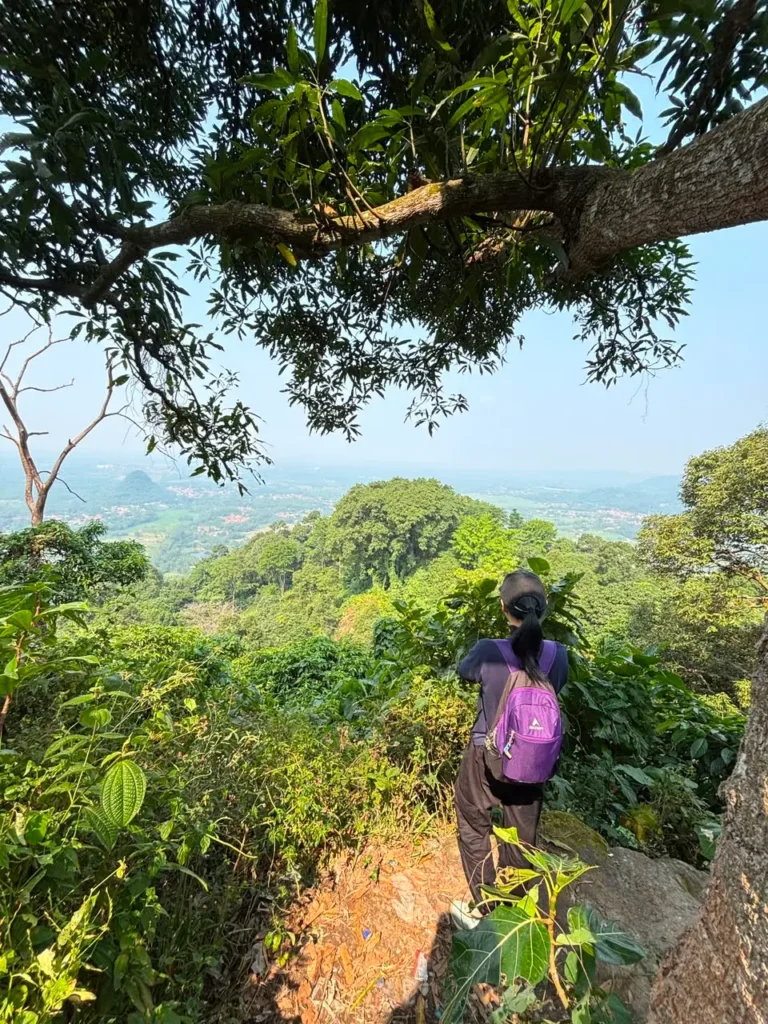 Jalur berbatu menuju puncak Gunung Munara