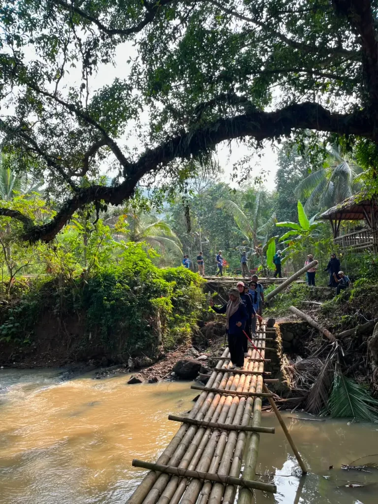 Jembatan bambu di jalur pendakian Gunung Munara