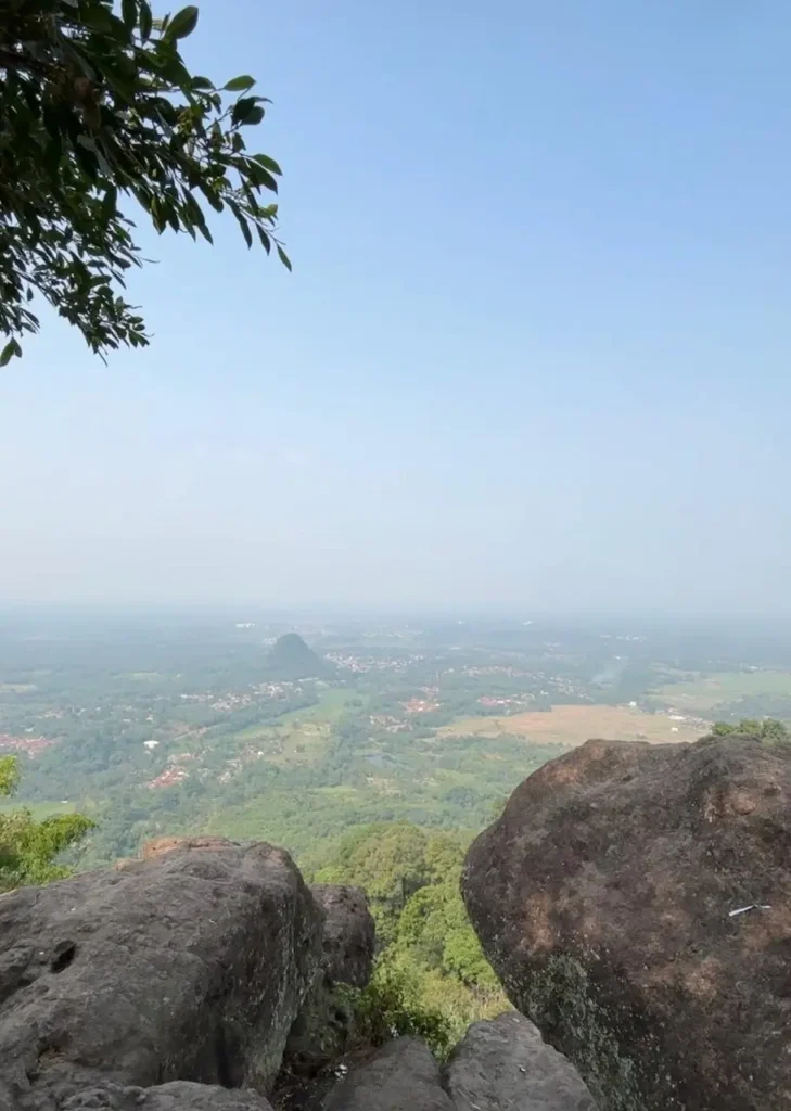 Pemandangan dari puncak Gunung Munara di Rumpin Bogor