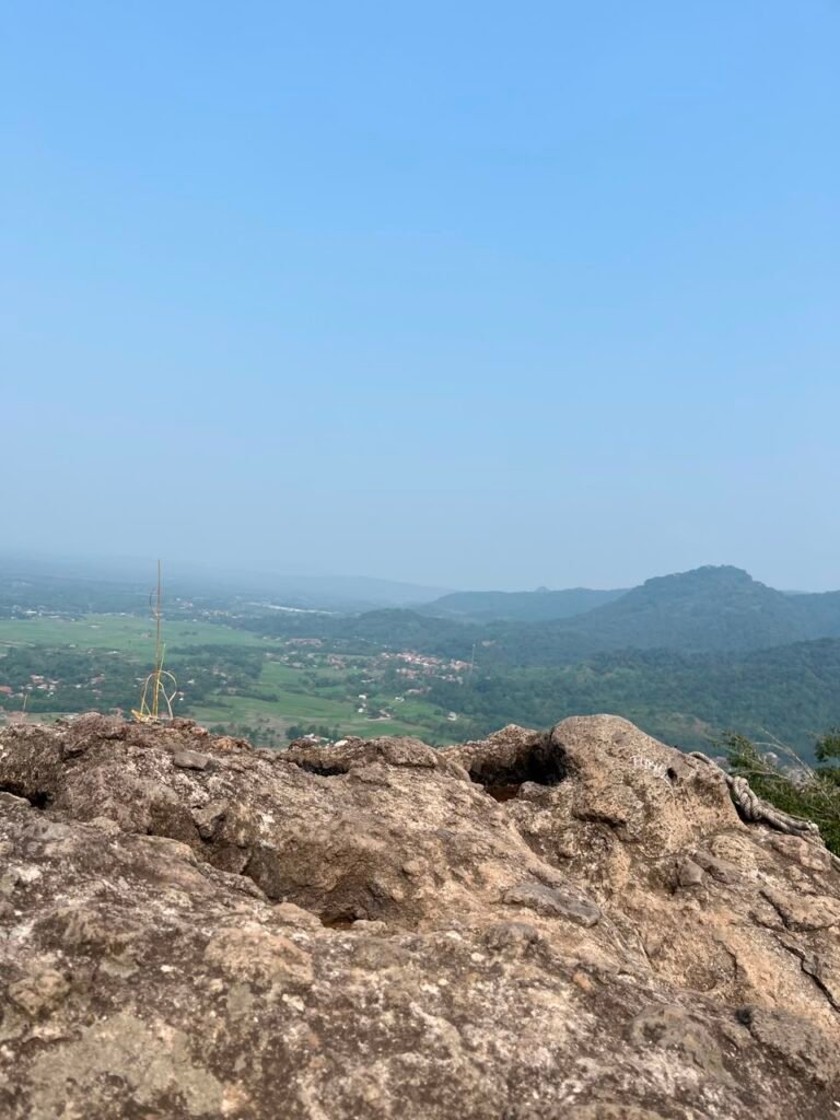 Pemandangan dari atas Batu Belah Gunung Munara