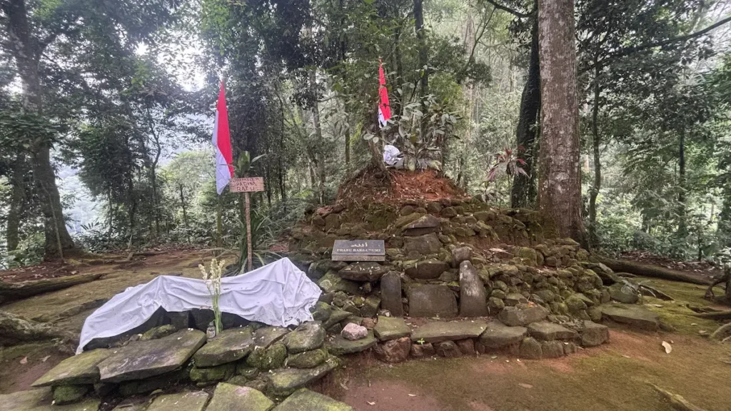 Situs Eyang Raksa Bumi di Pos 3 trekking Calobak
