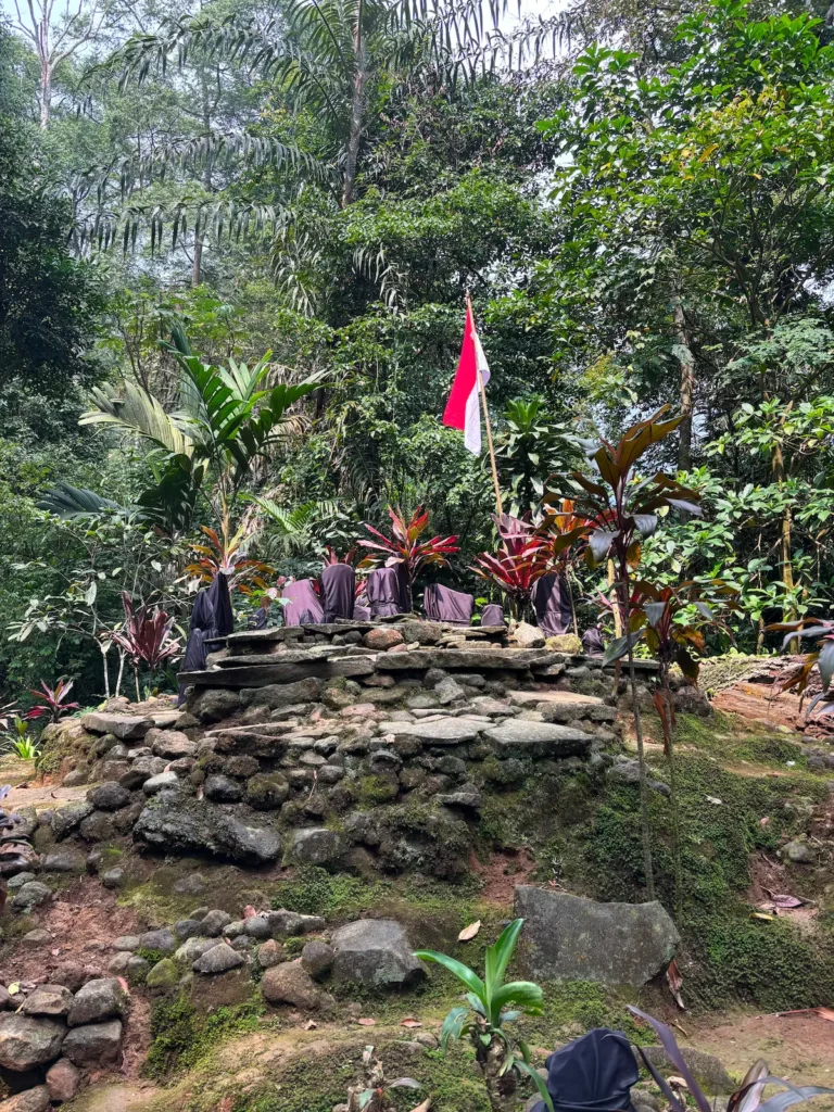 Situs Eyang Tolok di Pos 2 trekking Calobak
