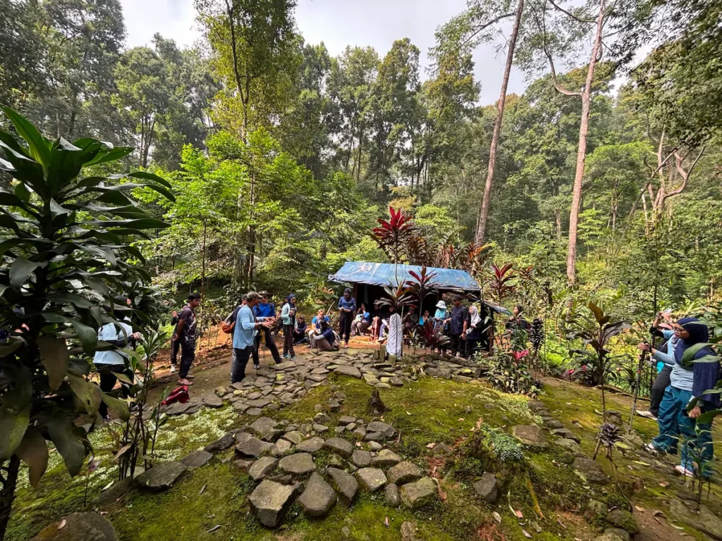 Situs Uyut Esih di Pos 1 trekking Calobak