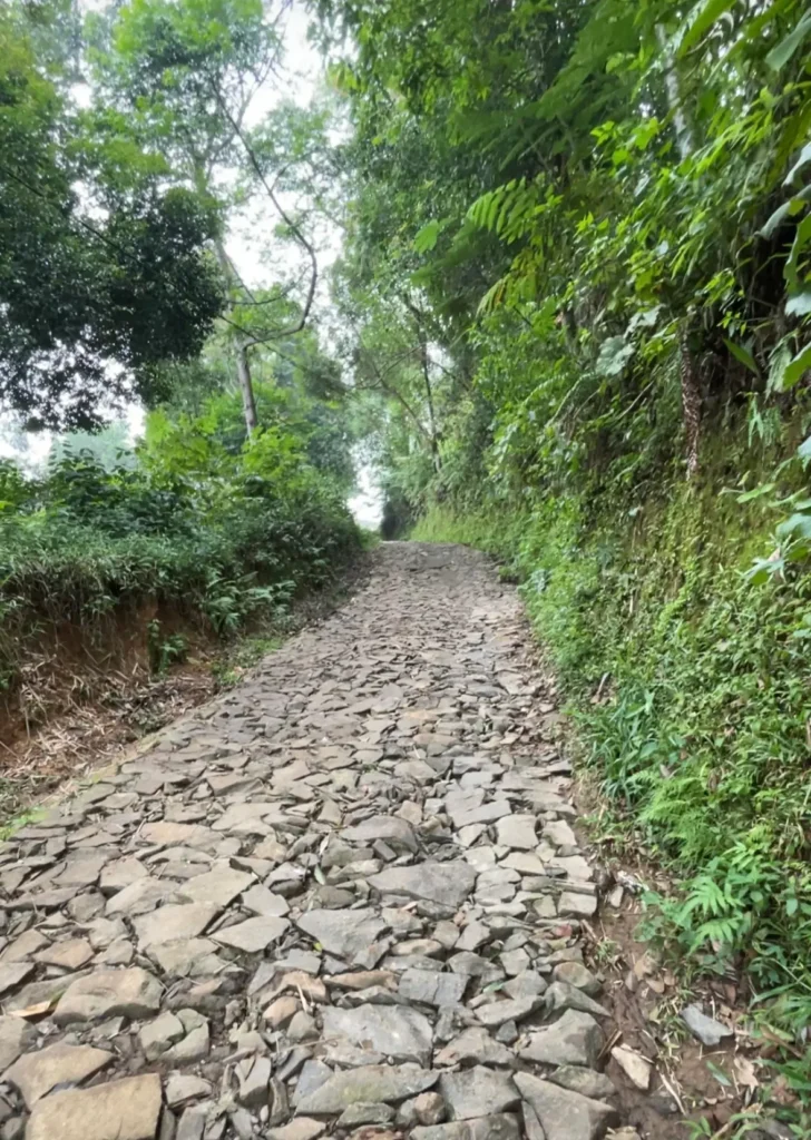 Jalur berbatu yang dilalui saat trekking menuju Cisadon