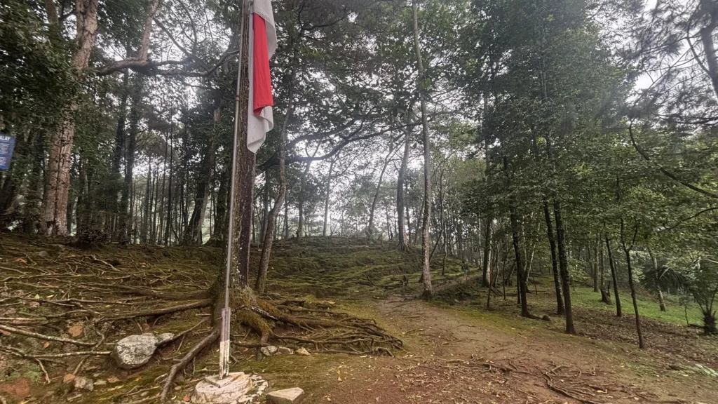 Kawasan hutan Cibalay Bogor dengan bendera Merah Putih